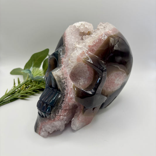 XXL Quartz in Agate Skull