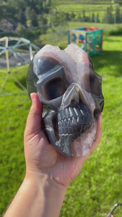 XXL Quartz in Agate Skull